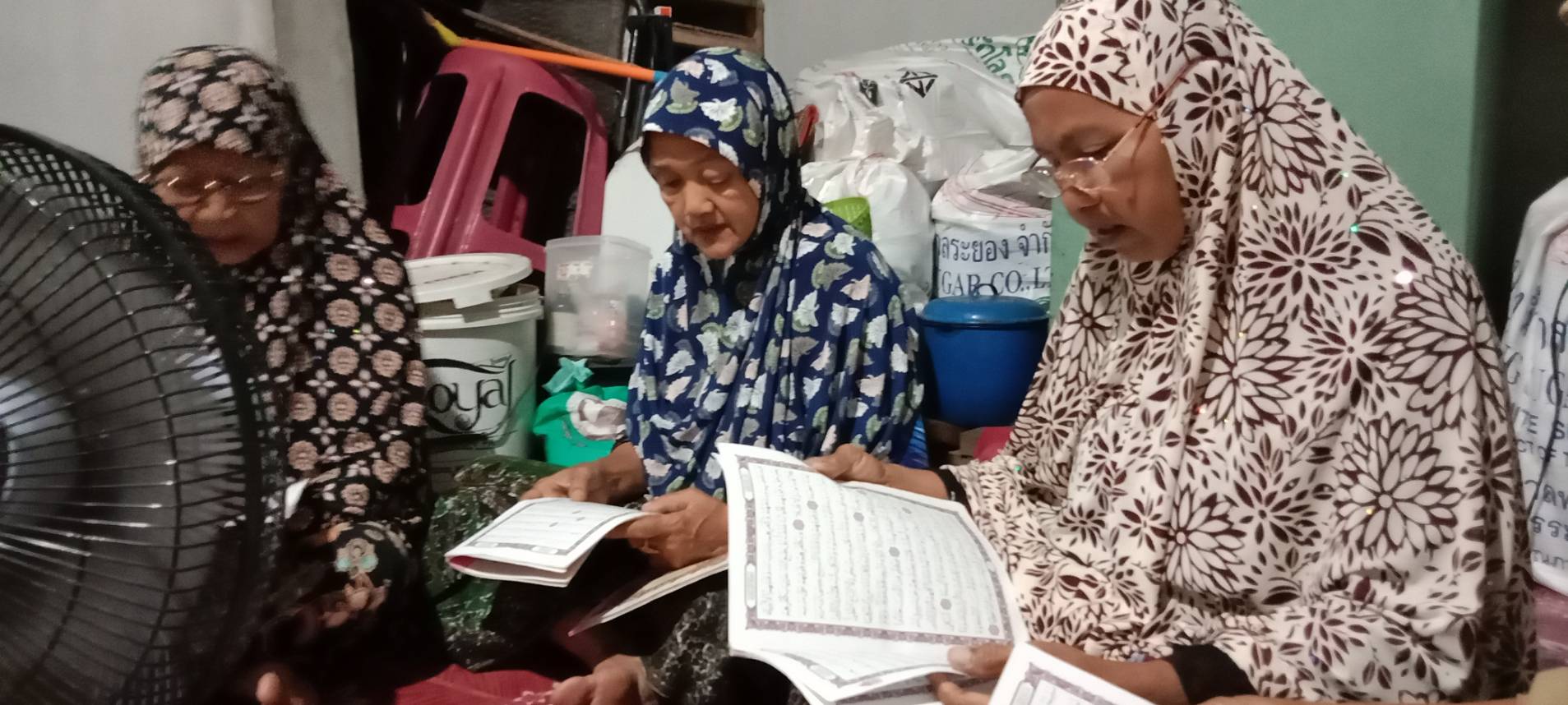 ผู้ช่วยโต๊ะครู นำผู้เรียนไปอ่านอัล-กุรอ่านให้แก่บ้านประชาชนในพื้นที่