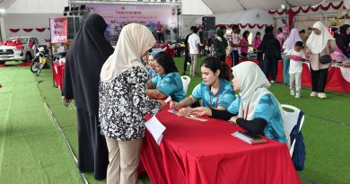 ร่วมจำหน่ายบัตรนาวากาชาด งานประจำปีและงานกาชาดจังหวัดนราธิวาส ประจำปี 2568